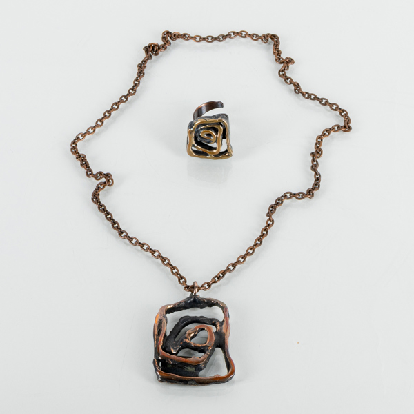 HÄNGE MED KEDJA SAMT RING, koppar, Kolmården, 1900-tal