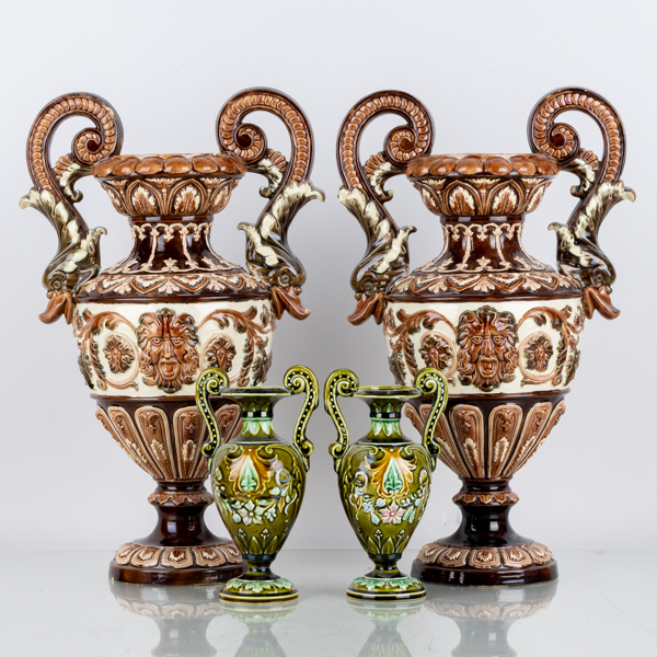 URNOR, 2 par, majolika, omkring år 1900