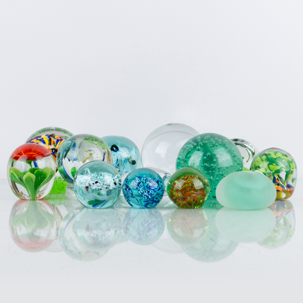 BREVPRESSAR, 13 st, glas, bla Vicke Lindstrand Kosta, 1900-tal