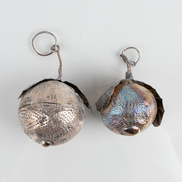 DEKORATIONER, 2 st, försilvrad metall, sannolikt Sydamerika, 1900-talets andra hälft