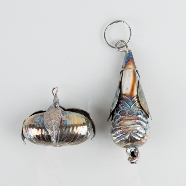 DEKORATIONER, 2 st, försilvrad metall, sannolikt Sydamerika, 1900-talets andra hälft