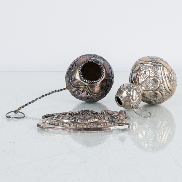 DEKORATIONER, 2 st, med hållare, försilvrad metall, sannolikt Sydamerika, 1900-talets mitt