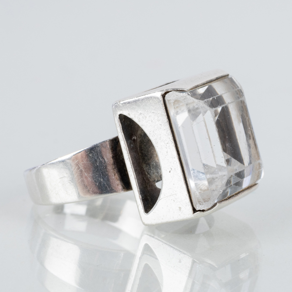 BENGT HALLBERG, ring, silver och bergkristall, Köping 1970