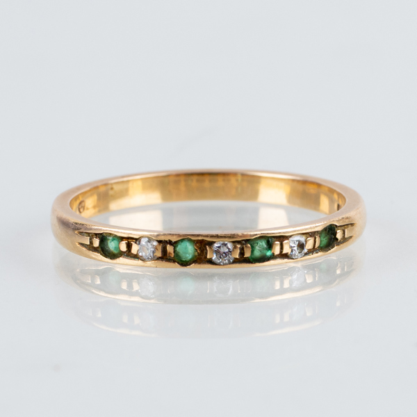 RING, 18k guld med diamanter och gröna stenar