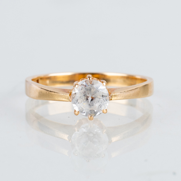 RING, 18k guld med vit sten, g. Göransson, Linköping 1968