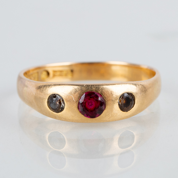 RING, 18k guld med röd samt vita stenar, H Perssons Guldsmedsaffär, Linköping 1969