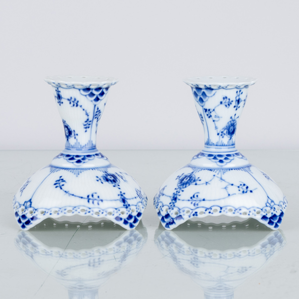 ROYAL COPENHAGEN, 1 par, ljusstakar, porslin, "Musselmalet", modell 1138, Danmark