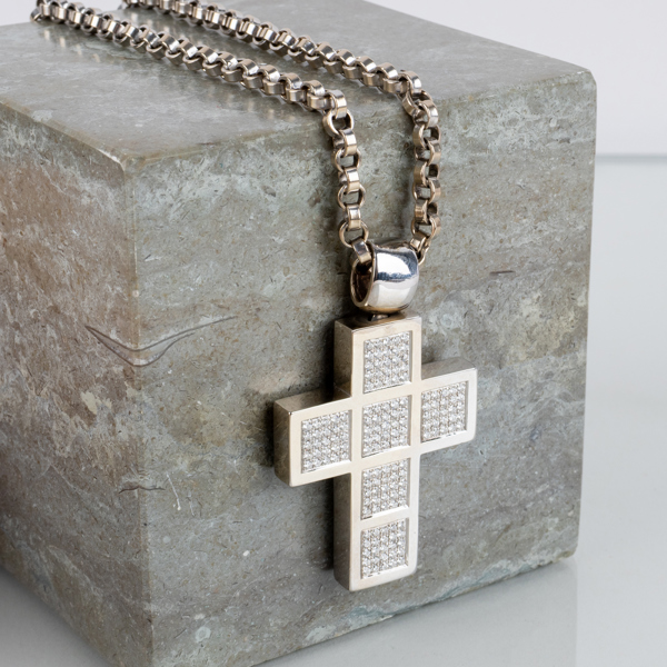 HALSKEDJA MED HÄNGE, 18k vitguld, med 150 briljantslipade diamanter tot ca 3.30 ct