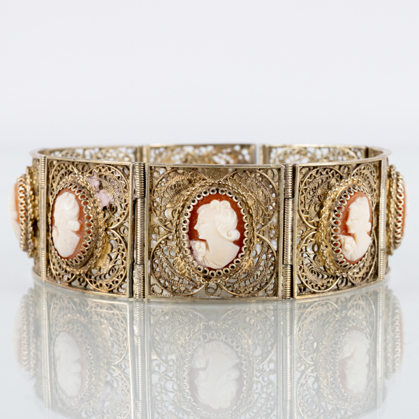 ARMBAND, förgyllt silver, med skurna snäckskalskaméer, 1900-talets första hälft 