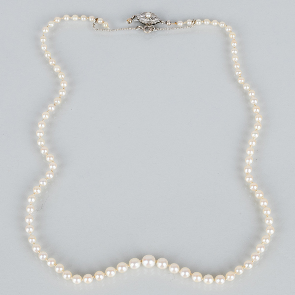 PÄRLCOLLIER, odlade pärlor, silverlås, 1900-talets mitt