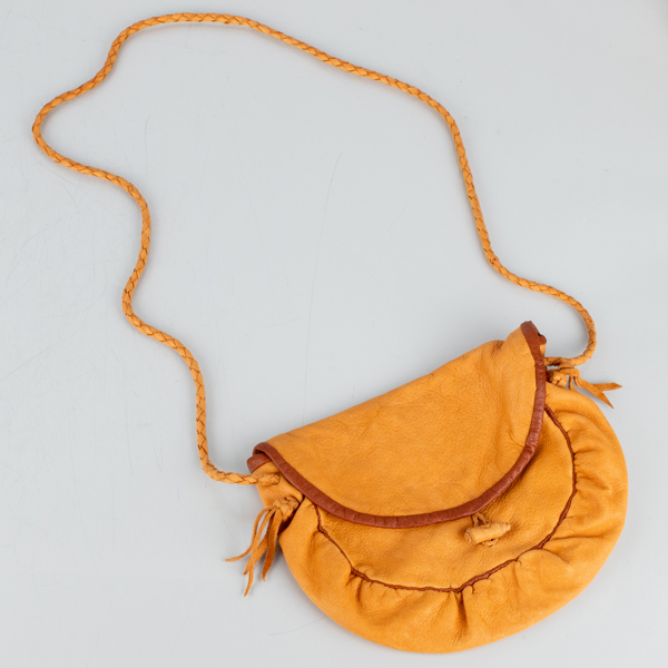 AXELREMSVÄSKA, skinn, sameslöjd, 1900-/2000-tal