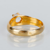 RING, minst 8k guld, med vit sten