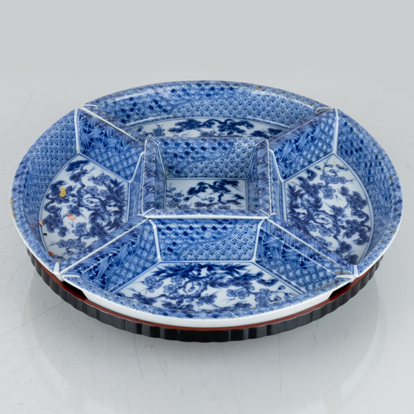 SERVERINGSBRICKA, sk cabaret, porslin och lackarbete, snurrbar, Japan, 1900-talets andra hälft