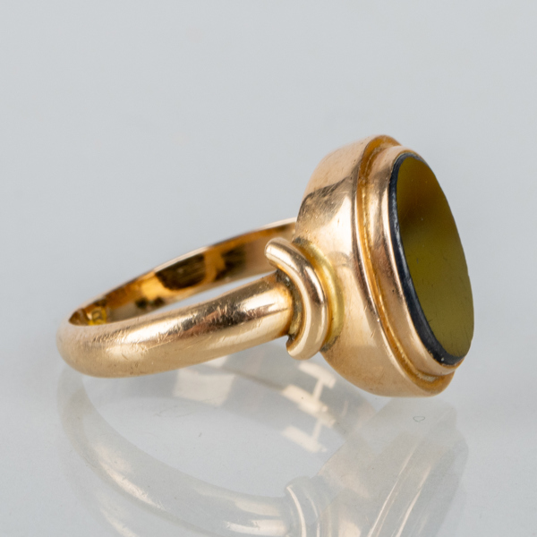 RING, 18k guld, med onyx