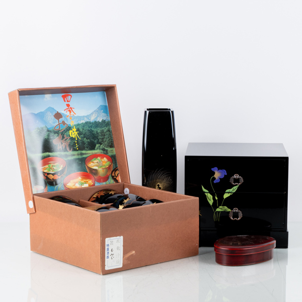 JAPANSKA LACKARBETEN, bla skrin, vas och skålar, 1900-talets andra hälft