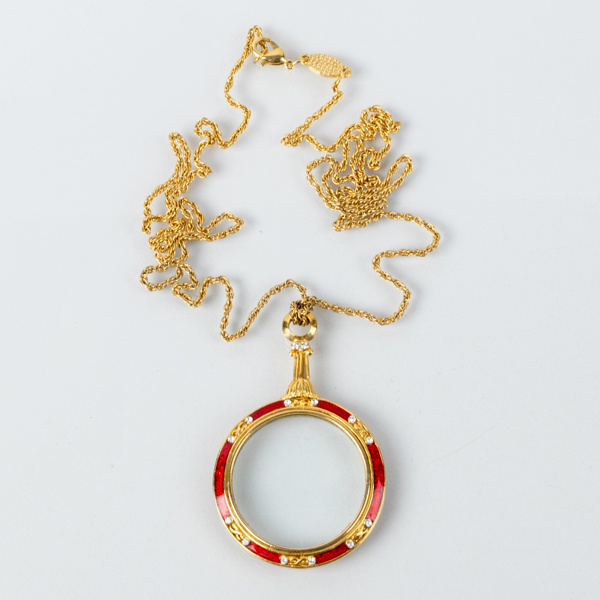   FÖRSTORINGSGLAS, mässing och emalj med vita stenar, MMA, 1900-tal