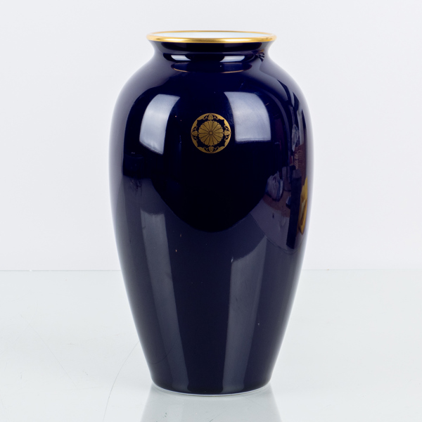 VAS, porslin, Japan, 1900-tal, med dekor av det kejserliga sigillet