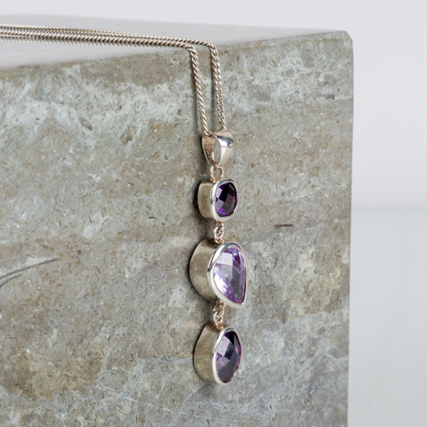 HALSKEDJA MED HÄNGE, sterlingsilver och lila stenar, 2000-tal