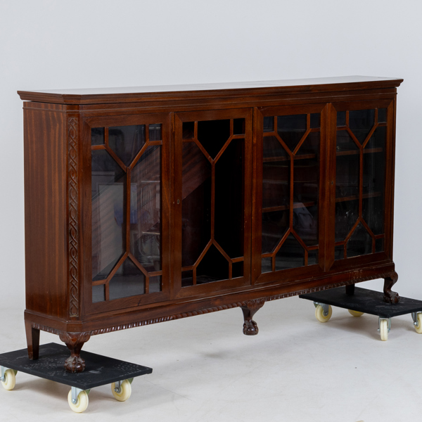 VITRINSKÅP, chippendalestil, 1900-talets första hälft