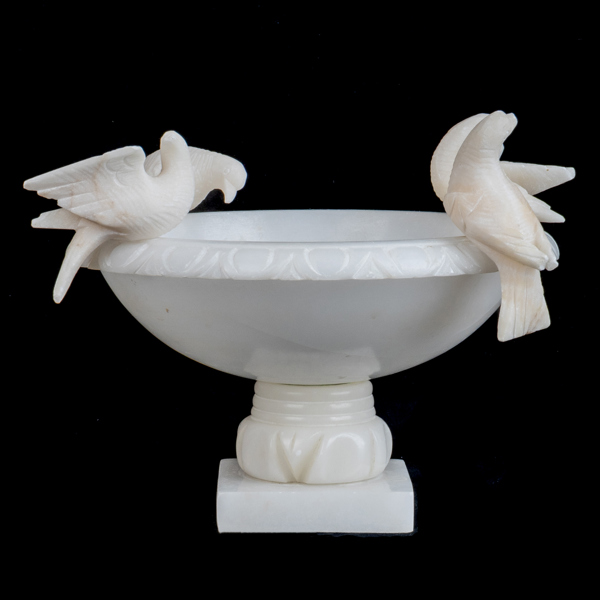 SKÅL PÅ FOT, alabaster, 1900-tal