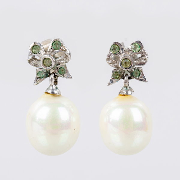 ÖRHÄNGEN, 1 par, silver, med odlade pärlor, sannolikt 1900-talets första hälft 