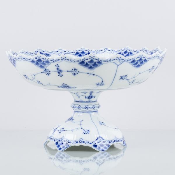 ROYAL COPENHAGEN, skål på fot, porslin, "Musselmalet", modell 634, Danmark