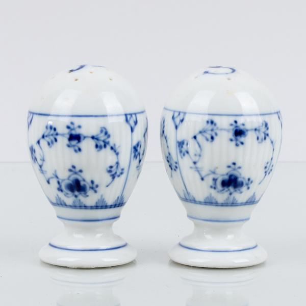 ROYAL COPENHAGEN, 1 par ströare, porslin, "Musselmalet", modell 2009 och 189, Danmark