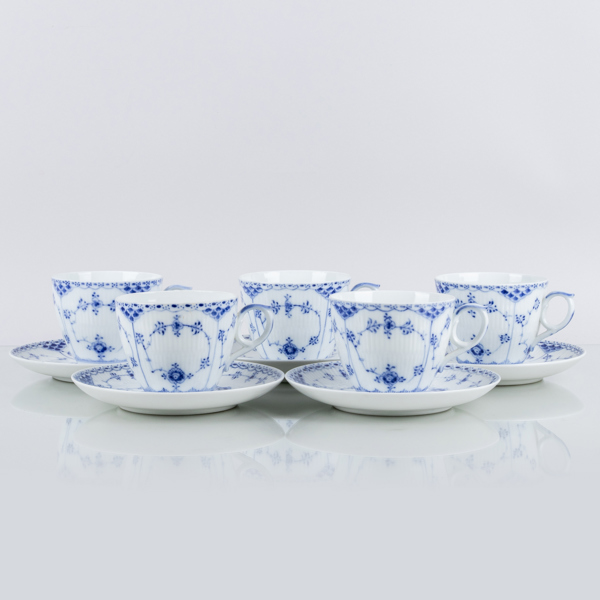 ROYAL COPENHAGEN, 5 st tekoppar med fat, porslin, "Musselmalet", modell 703, Danmark