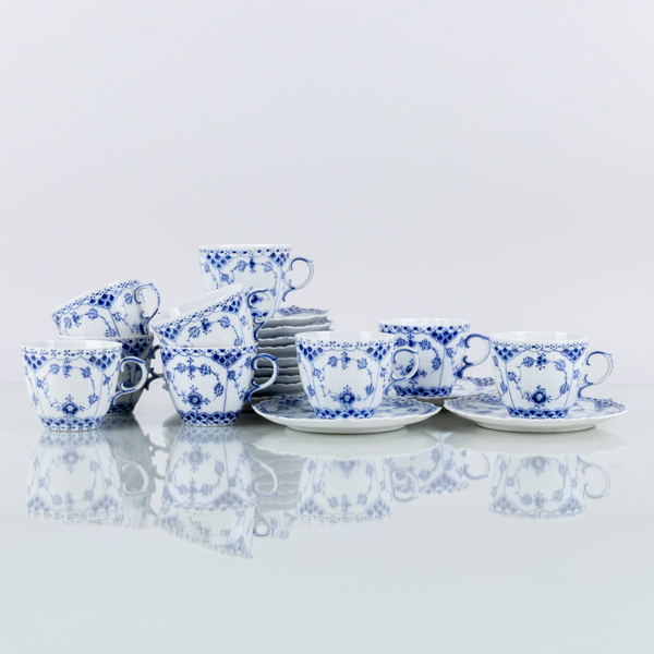 ROYAL COPENHAGEN, 11 st kaffekoppar med fat, porslin, "Musselmalet", modell 1035, Danmark