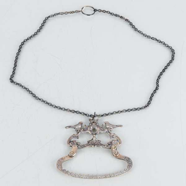 DEKORATIONSHÅLLARE, med kedja, silver, sannolikt Sydamerika, 1900-tal