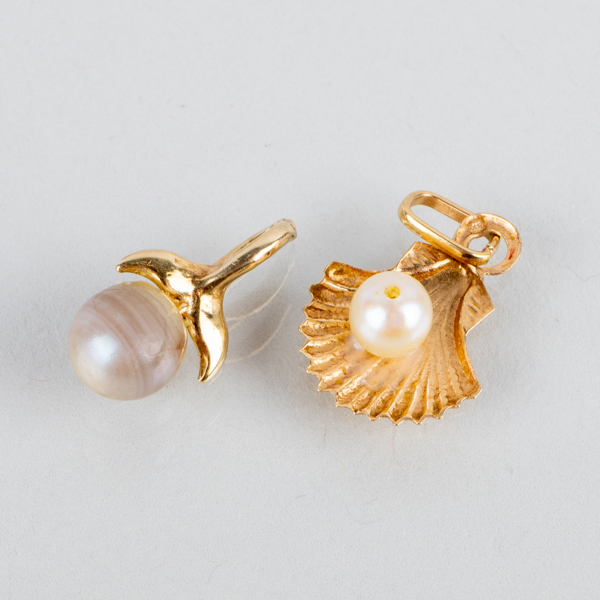 HÄNGEN, 2 st, 18k och 14k guld med odlade pärlor