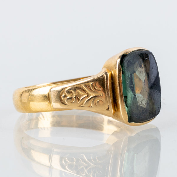 RING, 20k guld, med grön sten, svenska stämplar EAJ samt otydlig årsstämpel