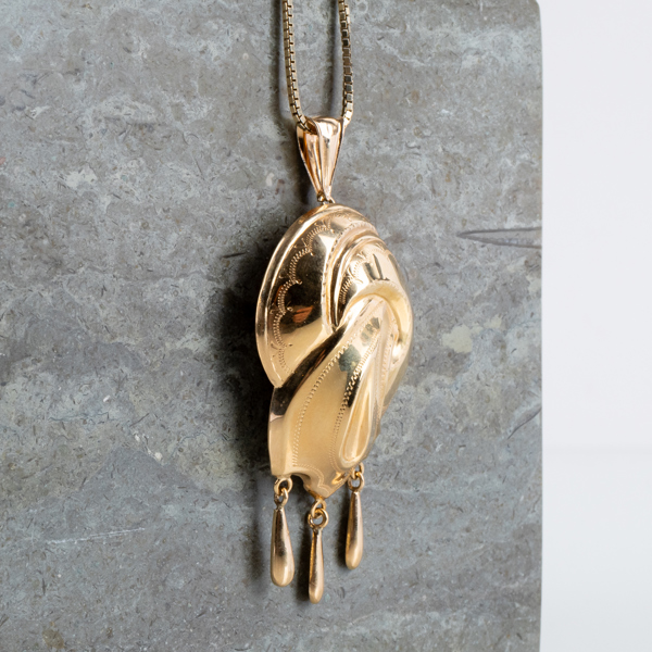 HALSKEDJA MED HÄNGE, 18k guld, otydlig årsstämpel