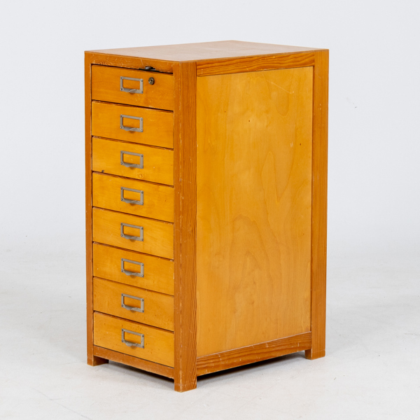 LÅDHURTS, fanerad med ek, 1900-talets mitt 