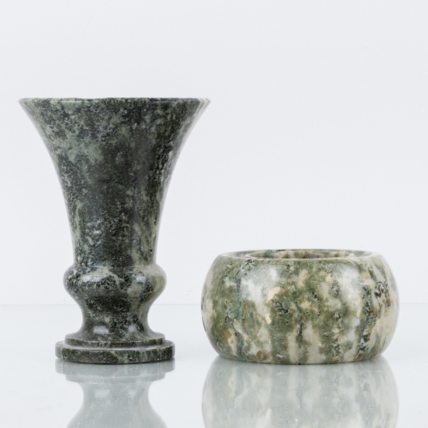 VAS OCH LJUSLYKTA, kolmårdsmarmor, 1900-tal