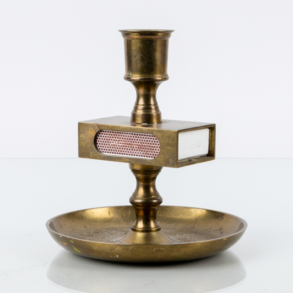 LJUSSTAKE, med tändstickhållare, mässing, Skultuna Messingsbruk, 1900-talets första hälft