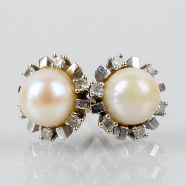 ÖRHÄNGEN, 1 par, 14k vitguld, med pärlor och mindre diamanter