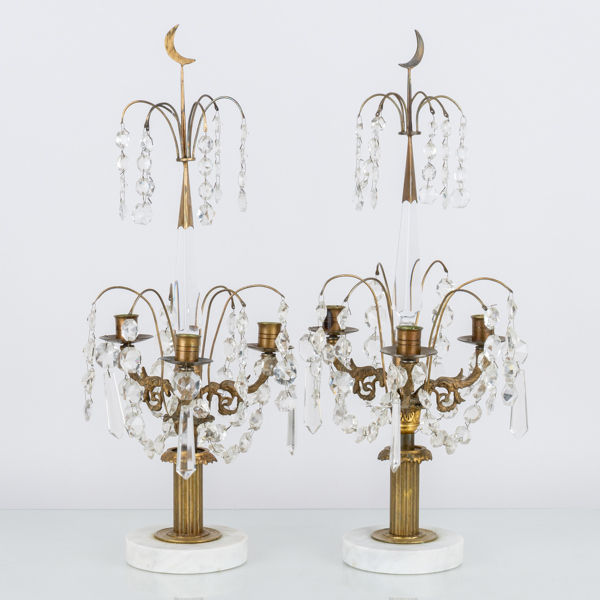 BORDSLYSTRAR, 1 par, mässing och marmor, gustaviansk stil, 1900-talets första hälft