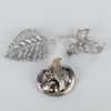 BROSCHER, 3 st, metall och silver, 1900-tal 