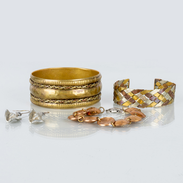 ÖRHÄNGEN, 1 par SAMT ARMBAND, 3 st, olika metaller, 1900-tal