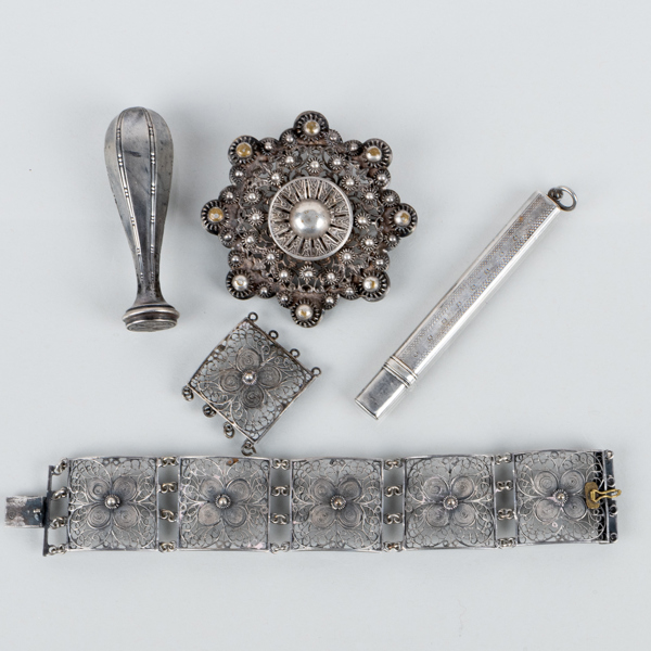 BROSCH, SAX, SIGILL OCH ARMBAND, silver, bla England, 1800-/1900-tal