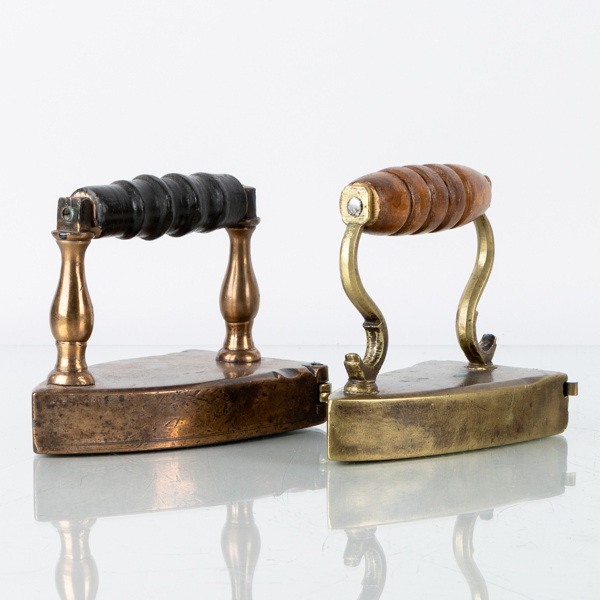 LODSTRYKJÄRN, 2 st, mässing och trä, 1800-tal
