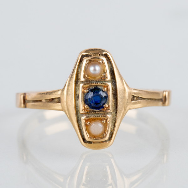 RING, 18k guld med syntetisk safir samt odlade pärlor