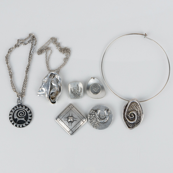 SAMLING SMYCKEN, 7 st, tenn och vitmetall, 1900-tal