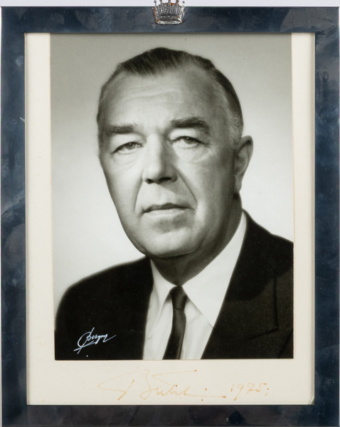 KUNGLIGT FOTOGRAFI MED AUTOGRAF, porträtt av Prins Bertil, med datering 1975