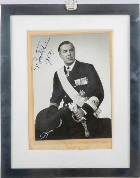 KUNGLIGT FOTOGRAFI MED AUTOGRAF, porträtt av Prins Bertil, med datering 1967