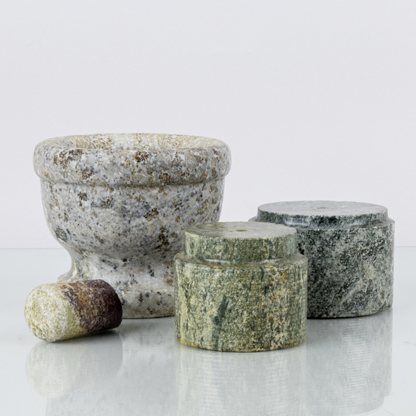 MORTEL OCH TVÅ SOCKLAR, kolmårdsmarmor, 1900-talets andra hälft