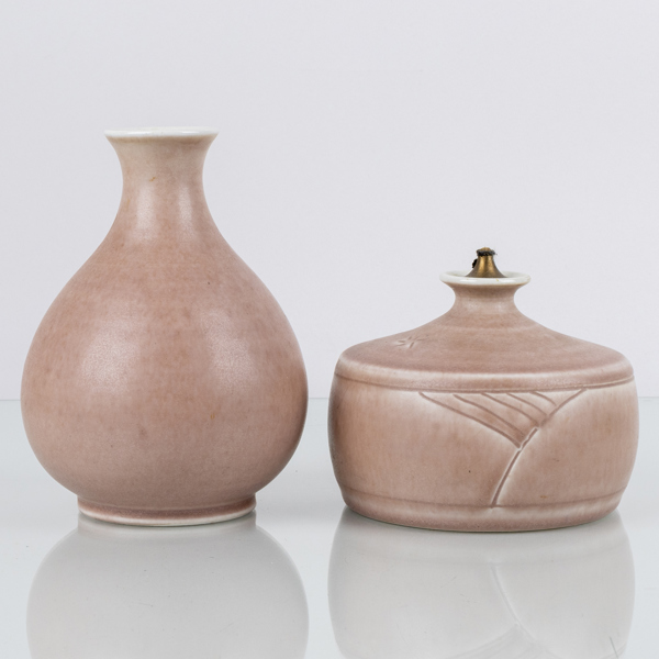 JÖRGEN WULFF, vas samt vas/oljeljusstake, stengods, signerade