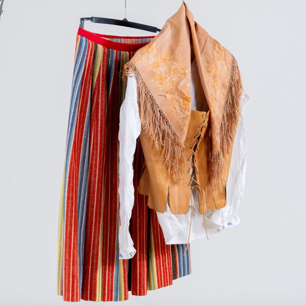 FOLKDRÄKT, 7 del, samt dräktsmycke av silver, Medelpad, 1900-talets mitt