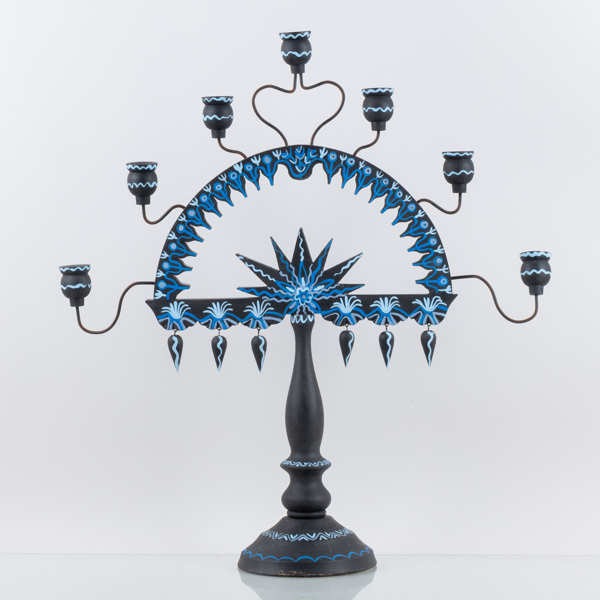 KANDELABER, trä, sk Smålandsstake, signerad Erik Vallström Hällestrop gård Husqvarna, 1900-talets andra hälft